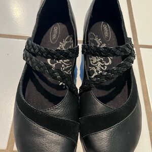 Women’s size 8 Aetrex Ada Comfort shoes